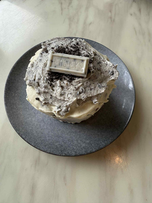 Filled with Flavour! Hersheys Cookies and Cream Scroll!